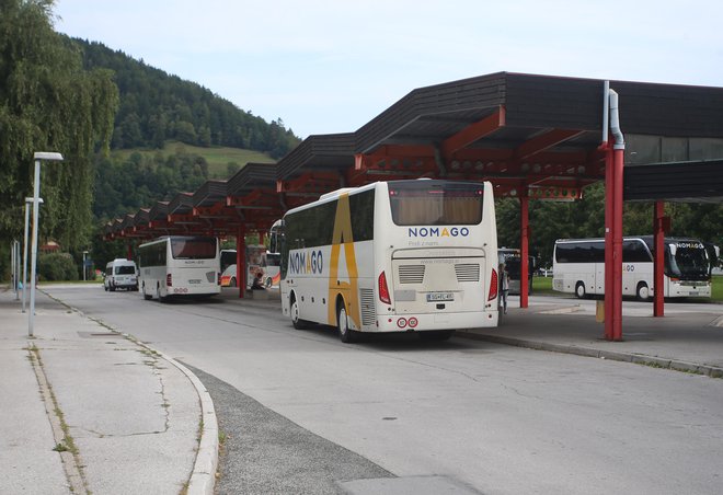 Znotraj dnevnih delovnih migrantov so tudi tisti, ki se vsakodnevno vozijo po regionalni cesti G1-4, ki je edina regionalna povezava z osrednjo Slovenijo, vse druge pa so lokalne ceste. Foto Tadej Regent/Delo