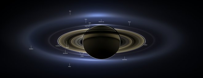 Fotografija Dan, ko se je Zemlja nasmehnila. Širina ujetega prizora je 651.591 km. Cassini je bil od Saturna, ko je posnel posamezne fotografije za mozaik, oddaljen 1,2 milijona kilometrov. FOTO: NASA/JPL-Caltech/SSI 
