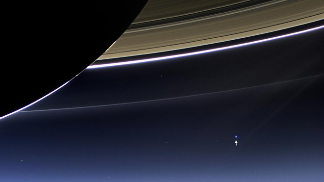 S puščico je označena Zemlja. Cassini je bil takrat od Zemlje oddaljen 1,44 milijard kilometrov. FOTO: NASA/JPL-Caltech/Space Science Institute&nbsp;