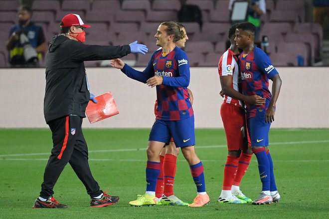 Antoine Griezmann (v sredini) je proti svojemu nekdanjemu klubu Atleticu igral le nekaj minut in se spet soočil s tem, da bo imel pri Barceloni kratek rok trajanja, če ne bo korenitih zasukov. FOTO: Lluis Gene/AFP