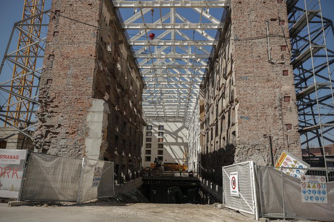 Galerija Cukrarna, kjer že nekaj časa potekajo gradbena dela, naj bi zaživela v prvi polovici prihodnjega leta. FOTO: Uroš Hočevar