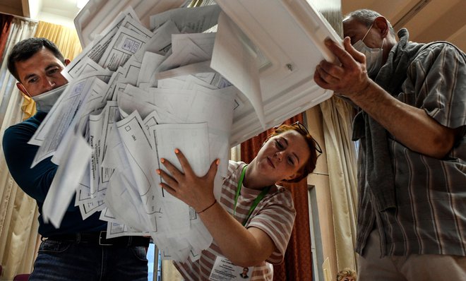 Za spremembe je po navedbah ruske volilne komisije glasovalo 77,92 odstotka volivcev. FOTO: Alexander Nemenov/AFP