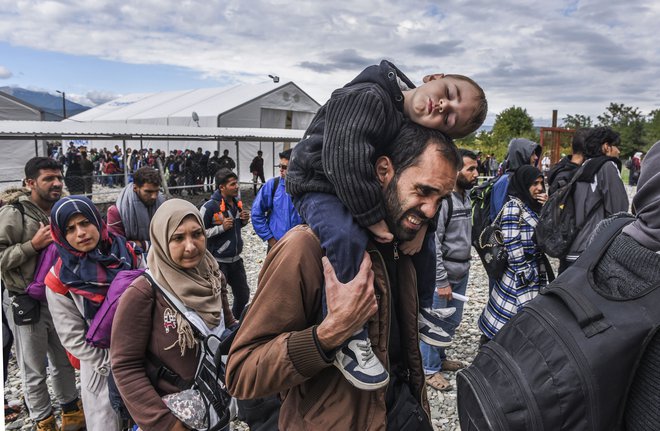 Begunci na balkanski begunski poti so pogosto tarče nasilja in rasizma. FOTO: Armend Nimani/AFP