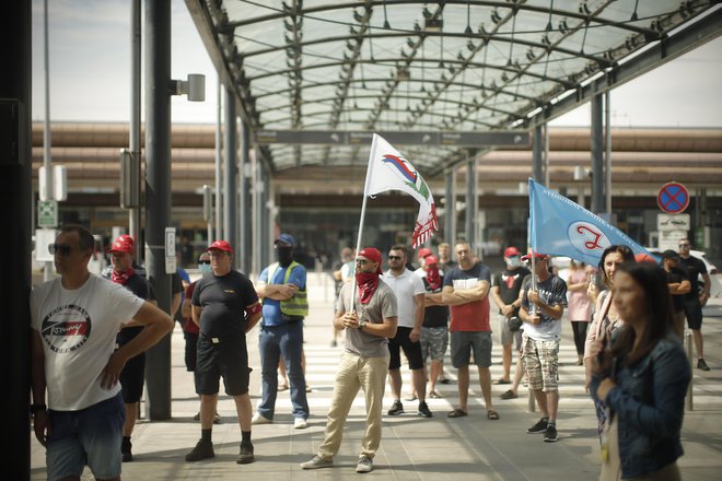 Sindikati so upravo in lastnike pozvali, naj z odpuščanji počakajo najmanj do konca leta, ko se bo izkazalo, kako bo s ponovnim vzpostavljanjem prometa, do tedaj pa skušajo izkoristiti državno pomoč, FOTO: Jure Eržen/Delo