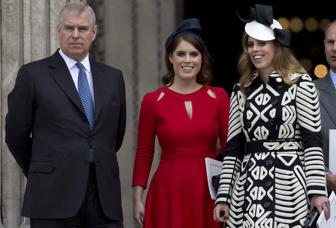 Princ Andrew s hčerkama Eugenie in Beatrice. FOTO: Justin Tallis/AFP