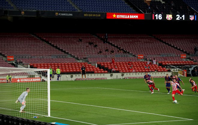 Brez gledalcev je v torek minil tudi derbi španske lige med Barcelono in Atleticom. FOTO: Albert Gea/Reuters