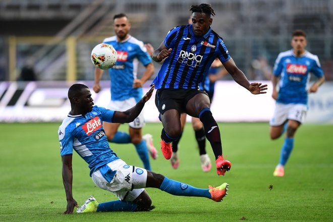 Napolijev branilec Kalidou Koulibaly in Atalantin napadalec Duvan Zapata v eni od akcij. FOTO: Miguel Medina/AFP