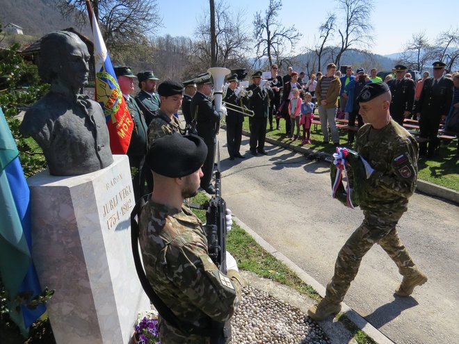 Pripadnik Slovenske vojske je položil venec k doprsnemu kipu Jurija Vege v Zagorici. FOTO: Bojan Rajšek/Delo