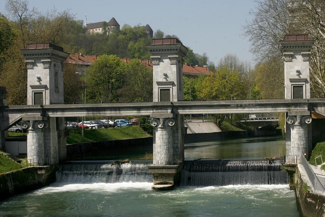 Gruberjev prekop, ki razbremenjuje strugo Ljubljanice, v ozadju Ljubljanski grad. Foto Mavric Pivk