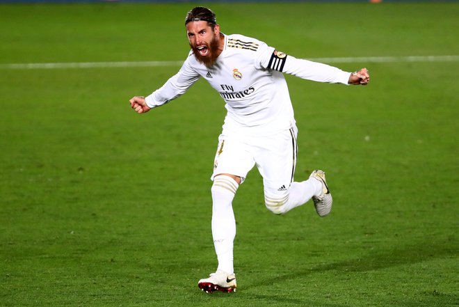 Kapetan Real Madrida Sergio Ramos je z bele točke odločil zmagovalca mestnega dvoboja proti neugodnemu in kakovstnemu Getafeju. FOTO: Sergio Perez/Reuters