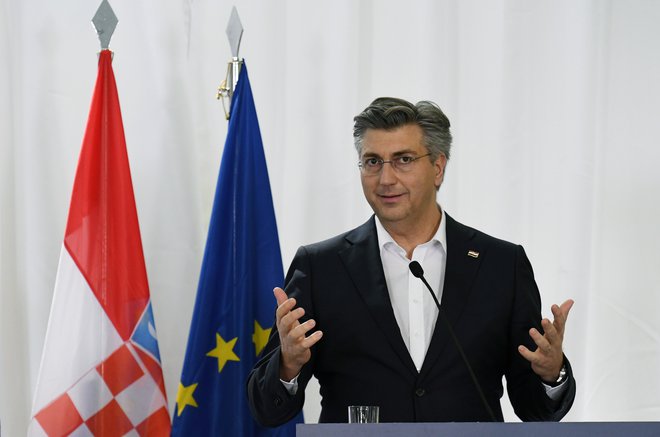 Plenković je potrdil, da sta se včeraj zvečer pogovarjala z Janšo. FOTO: Alexandros Avramidis/Reuters