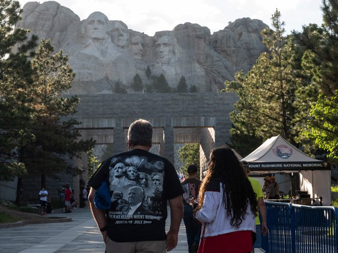 Obiskovalci nacionalnega spomenika Mount Rushmore v Keystonu v Južni Dakoti Foto Andrew Caballero-Reynolds/AFP