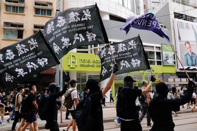 Prvega julija, na obletnico vrnitve kolonije matični domovini, so številni prebivalci Honkonga protestirali proti zakonu, ki prepoveduje izdajo in terorizem. Protesti so prerasli v nasilje, z nožem je bil zaboden policist. FOTO: Tyrone Siu/Reuters