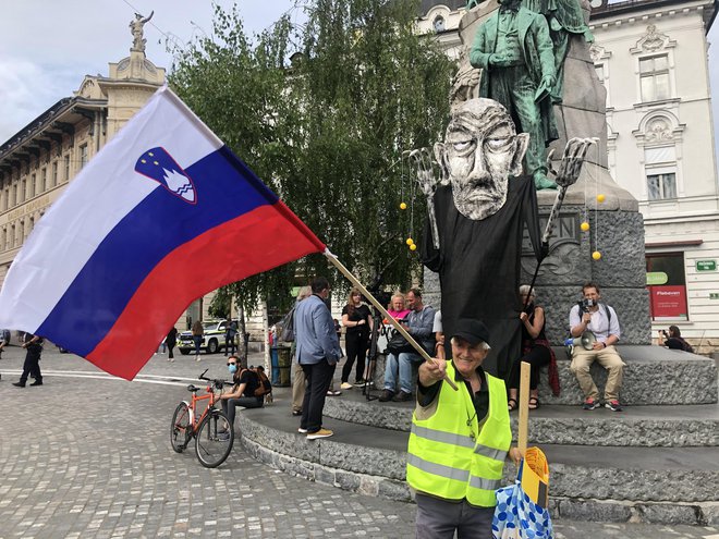 Provladni in protivladni protestniki na Prešernovem trgu. FOTO: Voranc Vogel/Delo