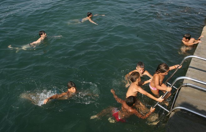 Letos je marsikaj drugače kot minula leta (na fotografiji), otroci iz različnih skupin naj se ne bi mešali. Foto Vukelič Ljubo