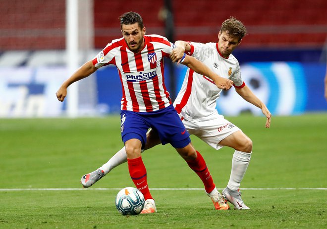 Nogometaši madridskega Atletica (na fotografiji Saul Niguez) so potrdili vlogo favoritov proti igralcem Mallorce. FOTO: Juan Medina/Reuters