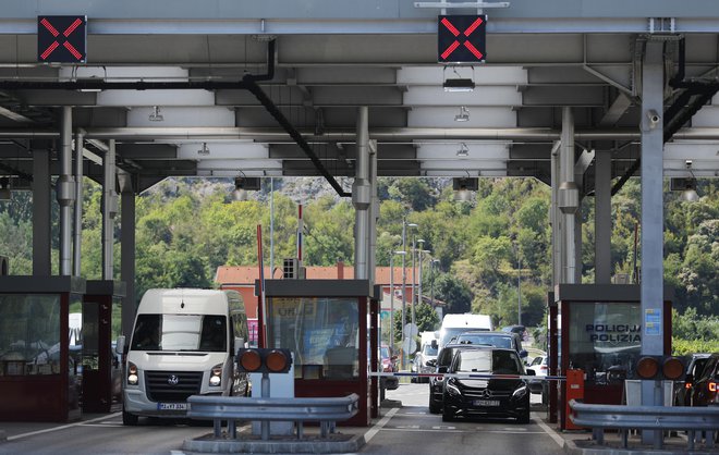 Sobotno jutro je prineslo daljše čakalne dobe na meji. FOTO: Leon Vidic/Delo