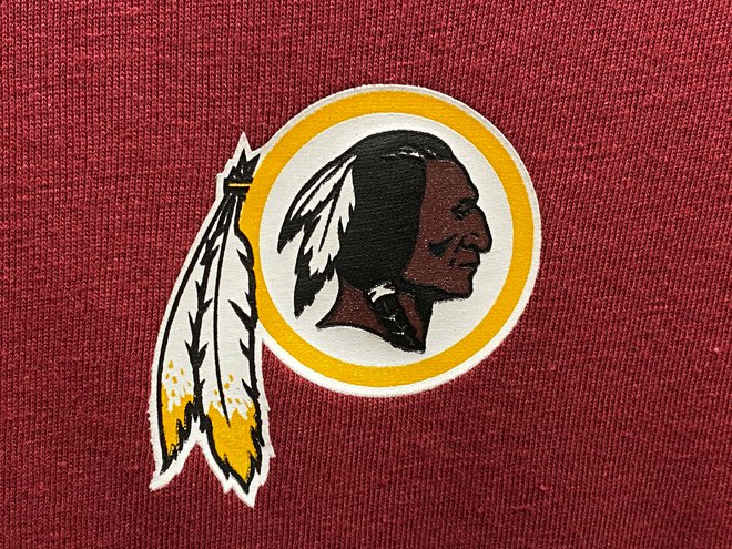 Klub ameriškega nogometa Washington Redskins bo spremenil žaljivo ime rdečekožci. FOTO: Kevin Lamarque/Reuters