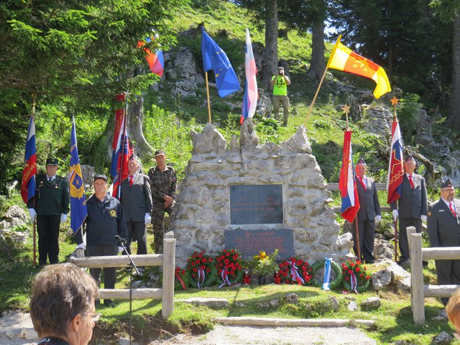 Častna straža praproščakov pred spomenikom padlih bork in borcev na Menini planini. FOTO: Bojan Rajšek/Delo