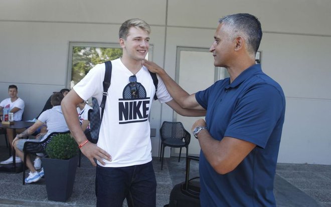 Luka Dončić in Igor Kokoškov se nekaj časa v NBA ne bosta več srečevala, nekdanji slovenski selektor je odšel v Istanbul, kjer bo vodil Fenerbahče. FOTO: Leon Vidic/Delo