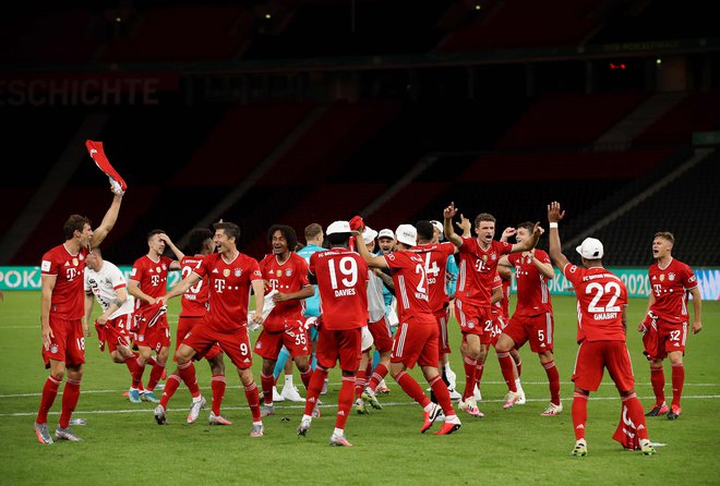 Bayern je v Nemčiji zanesljivo osvojil še pokalno lovoriko in sezono dopolnil s trinajsto dvojno krono. FOTO: Alexander Hassenstein/AFP