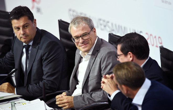 Združenje nemške nogometne lige (DFL) in njegov predsednik Christian Seifert (levo) se že pripravlja na vrnitev gledalcev na nogometne tekme v sezoni 2020/21. FOTO: Annegret Hilse/Reuters