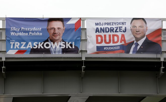 V drugem krogu se bosta spopadla župan Varšave Rafał Trzaskowski in sedanji predsednik Andrzej Duda.&nbsp;Foto: Kacper Pempel/Reuters