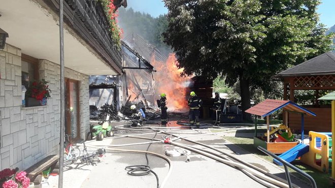 S Policijske uprave Kranj so sporočili, da sta zagorela večje gospodarsko poslopje in del stanovanjske hiše. FOTO: PGD Tržič/Facebook