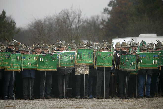 Slovesnost pri spomeniku žrtvam povojnih pobojev v bližini Bazovice pri Trstu februarja letos. Foto Blaž Samec