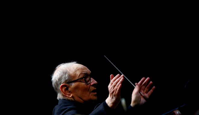 Ennio Morricone je, kljub visoki starosti, še lani dirigiral koncerte po svetu, na fotografiji v Berlinu. FOTO: Fabrizio Bensch/Reuters