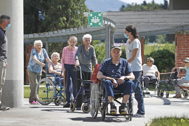 Nekateri domovi so že zdaj omogočali obiske večinoma na prostem. FOTO: Leon Vidic/Delo