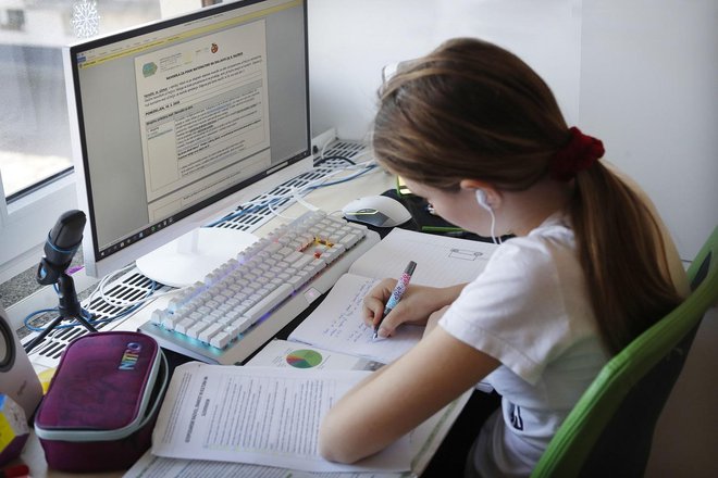 Učenje osnovnošolcev oziroma pouk od doma zaradi koronavirusa. FOTO: Leon Vidic/Delo