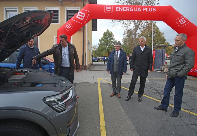 Energija Plus ima tudi polnilna mesta za električna vozila. FOTO: Tadej Regent/Delo