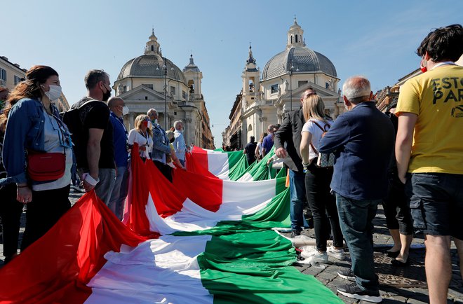 Na rimskem trgu Piazza del Popolo je konec prejšnjega tedna potekal protest proti Contejevi vladi, ki ga je organizirala italijanska opozicija. Foto: Remo Casilli/Reuters