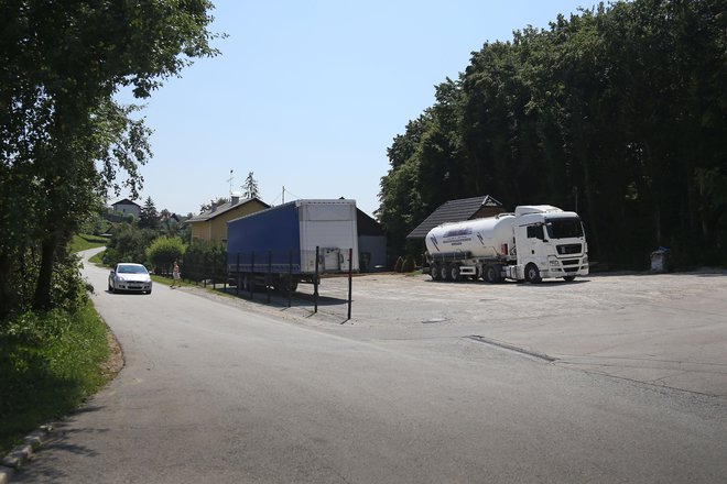 Ureditev parkirišča za težke tovornjake na tej lokaciji je nedopustna, saj bi izlitje nevarnih snovi uničilo človeške ribice, je ocenil zavod za varstvo narave. FOTO: Leon Vidic