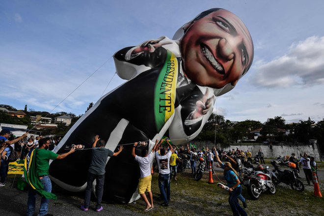 Na današnjih volitvah bo najverjetneje največ glasov zbral desničar Bolsonaro. FOTO: Nelson Almeida/AFP
