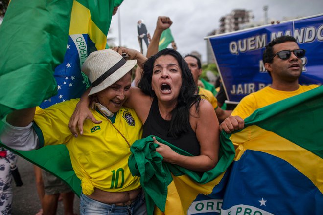Podporniki so za svojega kandidata Jairja Bolsonara navijali tudi pred njegovim domom v Riu de Janeiru. FOTO: AFP