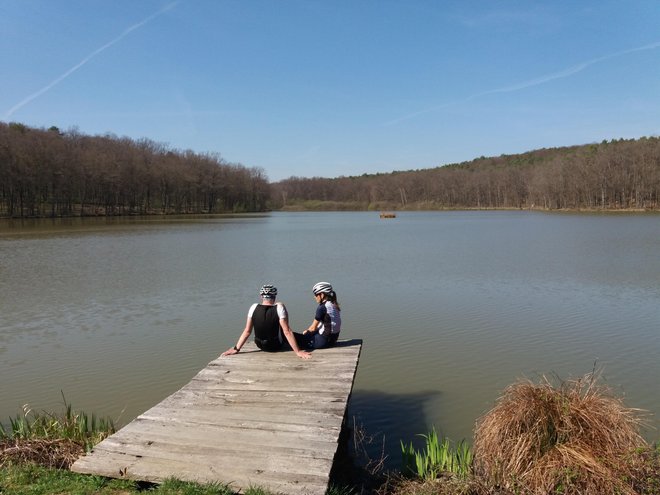 Po dolgem kolesarjenju se še kako prileže počitek ob jezeru. FOTO: Helena Kocmur