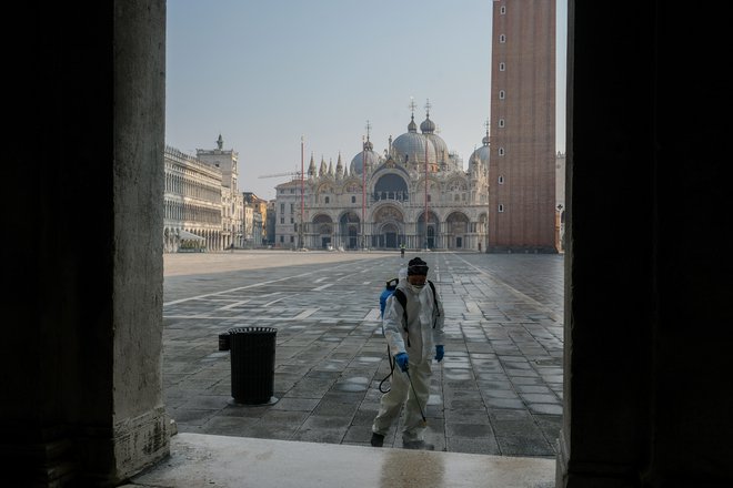 Vedno turistov prepolna italijanska mesta, Firence, Benetke, Rim, so postala puščava. FOTO: Manuel Silvestri/Reuters
