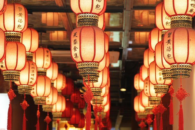 Rdeče lanterne so simbol razcveta, sreče, vitalnosti, bogastva … Ob pomembnih festivalih in praznikih visijo po ulicah in domovih. FOTO: Mateja Toplak