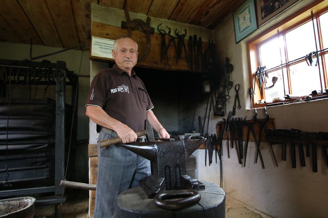 »Kovačija je moje življenje,« pravi Anton Horvat. FOTO: Jože Pojbič/Delo