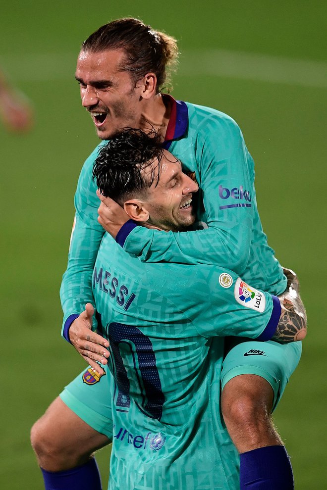 V Barceloni tudi med Antoinom Griezmannom in Lionelom Messijem vlada navidezna ljubezen, a temelji uspešnega partnerstva so načeti. FOTO: Jose Jordan/AFP