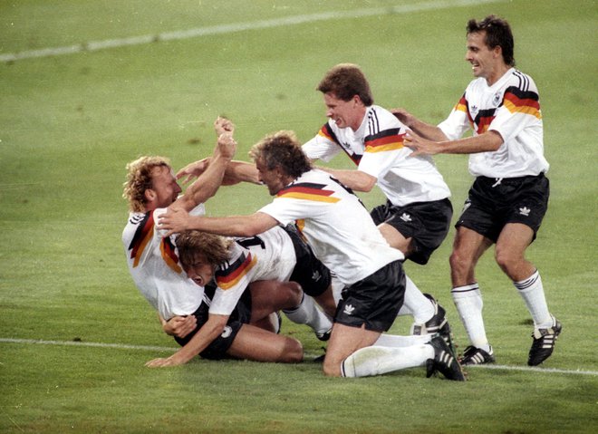 Veselje Nemcev po tem, ko je zabil edini gol Andreas Brehme. FOTO: Reuters