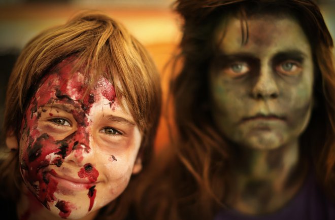 Delavnico, na kateri se obiskovalci spremenijo v zombije, bo letos ­nadomestila izdelava medicinskih mask. Fotografiji Jure Eržen