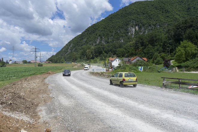 V okviru projekta Čisto zate dela potekajo na cesti Vikrče&ndash;Tacen.<br />
FOTO: Vid Svetina