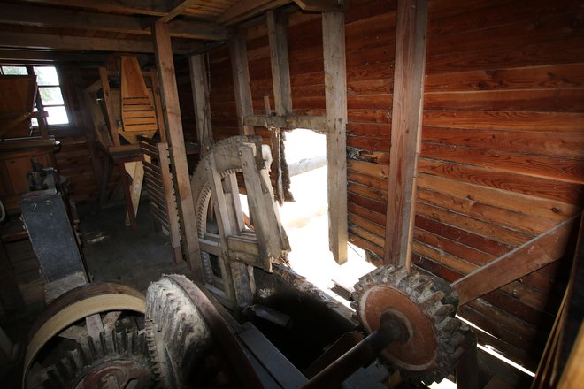 V mlinski hišici ižakovskega mlina je mogoče videti razdejanje potem, ko je iztrgalo vodno kolo z osjo vred. FOTO: Jože Pojbič/Delo