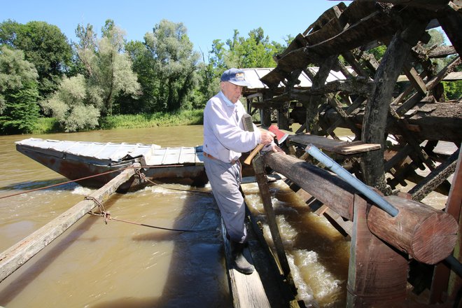 Mirč Babič odpravlja manjše posledice ujme na svojem plavajočem mlinskem pogonu. Foto Jože Pojbič