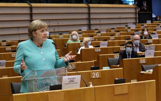 Nemška kanclerka Angela Merkel med nagovorom evropskih poslancev v Bruslju. Foto: Yves Herman/Reuters