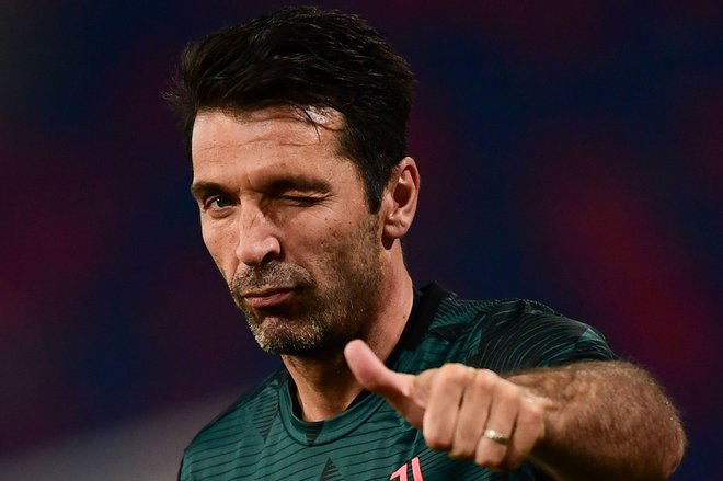 Legenda Gianluigi Buffon že ve, Juventus je devetič zapored osvojil naslov italijanskega prvaka. FOTO: Miguel Medina/AFP