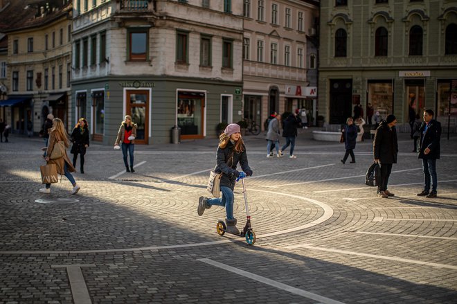 Kot primer dobre prakse izpostavljajo pešcono v središču Ljubljane. Foto Voranc Vogel